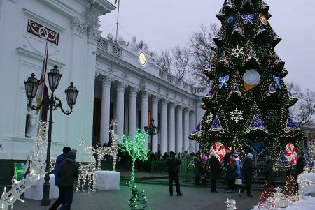Главная новогодняя елка Одессы зажгла праздничные огни (фоторепортаж)