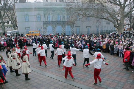 Главная новогодняя елка Одессы зажгла праздничные огни (фоторепортаж)