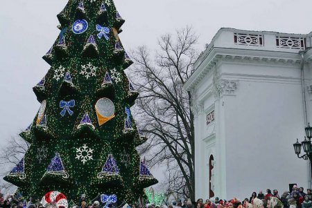 Главная новогодняя елка Одессы зажгла праздничные огни (фоторепортаж)