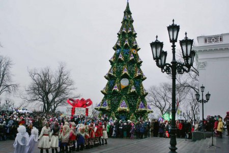 Главная новогодняя елка Одессы зажгла праздничные огни (фоторепортаж)