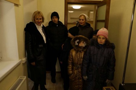 Многодетная семья получила ключи от отремонтированного дома семейного типа (фото)
