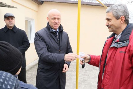 Многодетная семья получила ключи от отремонтированного дома семейного типа (фото)