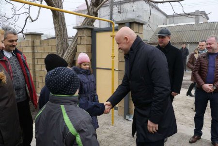 Многодетная семья получила ключи от отремонтированного дома семейного типа (фото)
