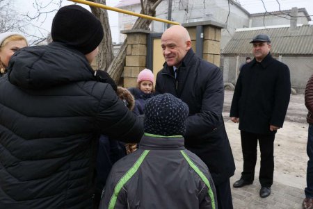 Многодетная семья получила ключи от отремонтированного дома семейного типа (фото)