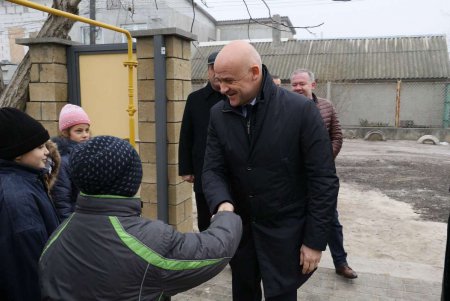 Многодетная семья получила ключи от отремонтированного дома семейного типа (фото)