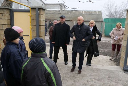 Многодетная семья получила ключи от отремонтированного дома семейного типа (фото)
