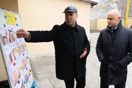 Многодетная семья получила ключи от отремонтированного дома семейного типа (фото)