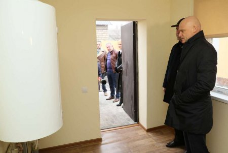 Многодетная семья получила ключи от отремонтированного дома семейного типа (фото)