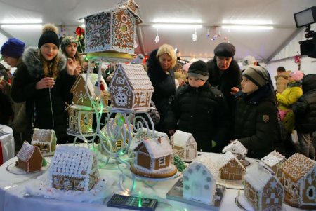 В Одессе возле памятника Ришелье установили «Арт-елку», а рядом открылся «Фестиваль пряников» (фоторепортаж)