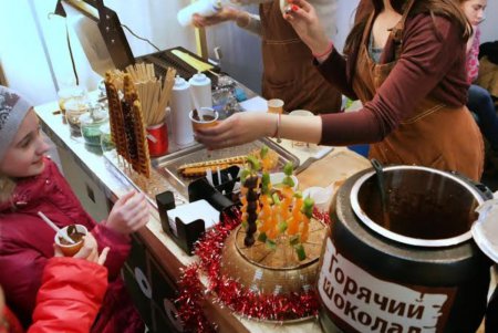 В Одессе возле памятника Ришелье установили «Арт-елку», а рядом открылся «Фестиваль пряников» (фоторепортаж)