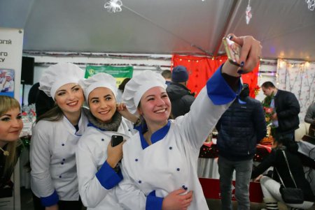 В Одессе возле памятника Ришелье установили «Арт-елку», а рядом открылся «Фестиваль пряников» (фоторепортаж)