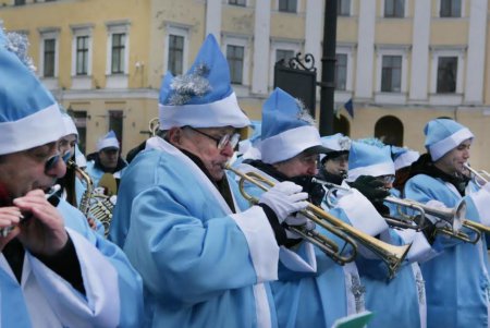 В Одессе возле памятника Ришелье установили «Арт-елку», а рядом открылся «Фестиваль пряников» (фоторепортаж)