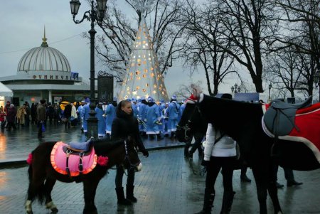 В Одессе возле памятника Ришелье установили «Арт-елку», а рядом открылся «Фестиваль пряников» (фоторепортаж)