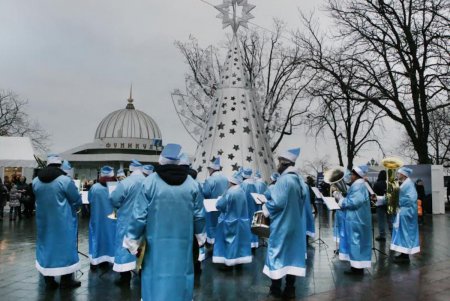 В Одессе возле памятника Ришелье установили «Арт-елку», а рядом открылся «Фестиваль пряников» (фоторепортаж)
