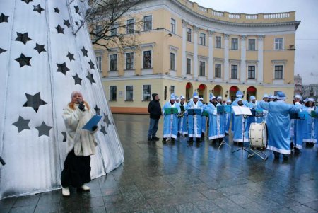 В Одессе возле памятника Ришелье установили «Арт-елку», а рядом открылся «Фестиваль пряников» (фоторепортаж)