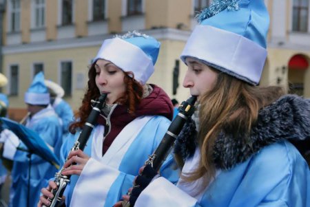 В Одессе возле памятника Ришелье установили «Арт-елку», а рядом открылся «Фестиваль пряников» (фоторепортаж)