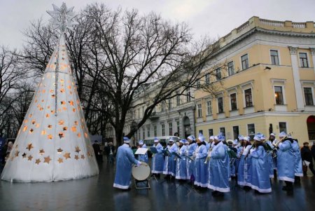 В Одессе возле памятника Ришелье установили «Арт-елку», а рядом открылся «Фестиваль пряников» (фоторепортаж)