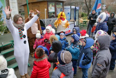 Петух, Дед Мороз и компания: Одесский Зоопарк провел красочную встречу Нового года (фоторепортаж)