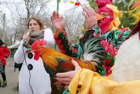 Петух, Дед Мороз и компания: Одесский Зоопарк провел красочную встречу Нового года (фоторепортаж)