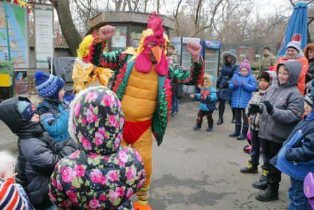 Петух, Дед Мороз и компания: Одесский Зоопарк провел красочную встречу Нового года (фоторепортаж)