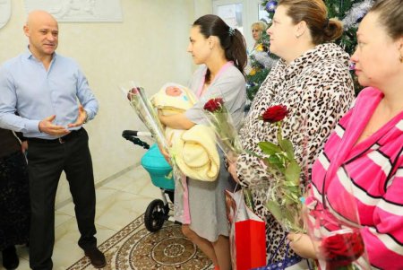 Мэр Одессы поздравил маленьких одесситов, рожденных 1 января (фото)
