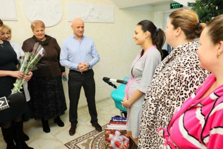 Мэр Одессы поздравил маленьких одесситов, рожденных 1 января (фото)