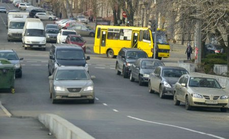 Автохамы внаглую бросают своих «коней» на старинных мостах (фотофакт)