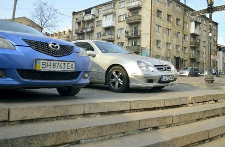Автохамы внаглую бросают своих «коней» на старинных мостах (фотофакт)