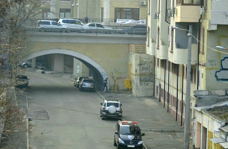 Автохамы внаглую бросают своих «коней» на старинных мостах (фотофакт)