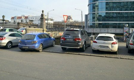 Автохамы внаглую бросают своих «коней» на старинных мостах (фотофакт)