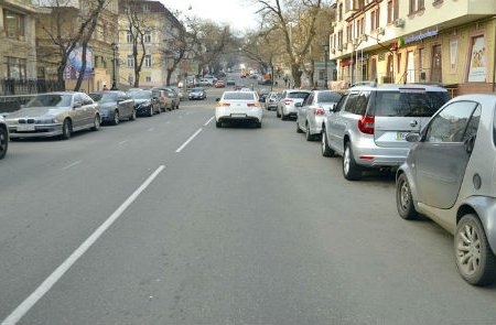 Автохамы внаглую бросают своих «коней» на старинных мостах (фотофакт)