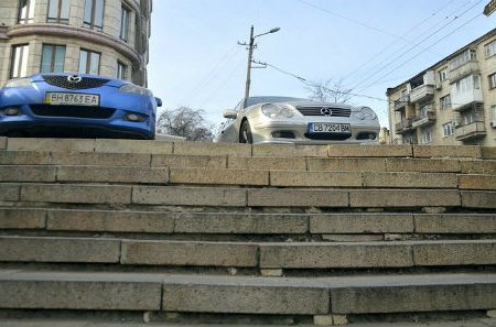 Автохамы внаглую бросают своих «коней» на старинных мостах (фотофакт)