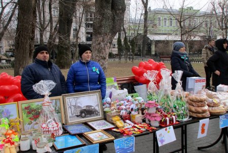 В лучших рождественских традициях: в Горсаду проходит благотворительная ярмарка (фото)