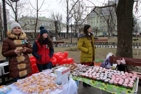В лучших рождественских традициях: в Горсаду проходит благотворительная ярмарка (фото)