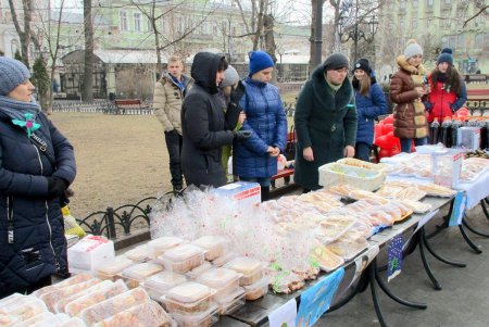 В лучших рождественских традициях: в Горсаду проходит благотворительная ярмарка (фото)