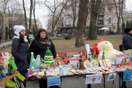 В лучших рождественских традициях: в Горсаду проходит благотворительная ярмарка (фото)