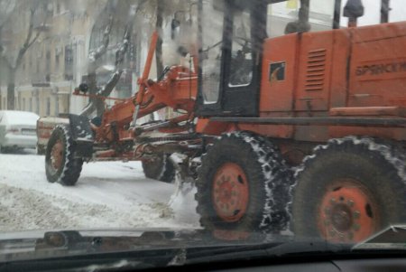 На улицах города постоянно работает снегоуборочная техника (фото)