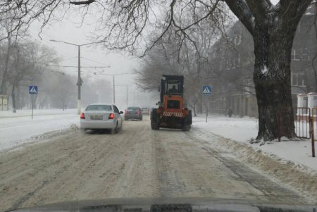 На улицах города постоянно работает снегоуборочная техника (фото)