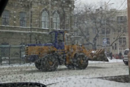 На улицах города постоянно работает снегоуборочная техника (фото)