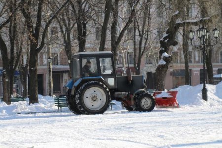 В Горсаду и на Соборной площади убран снег (фото)