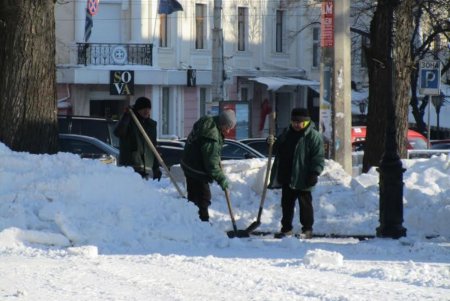 В Горсаду и на Соборной площади убран снег (фото)