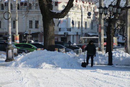 В Горсаду и на Соборной площади убран снег (фото)