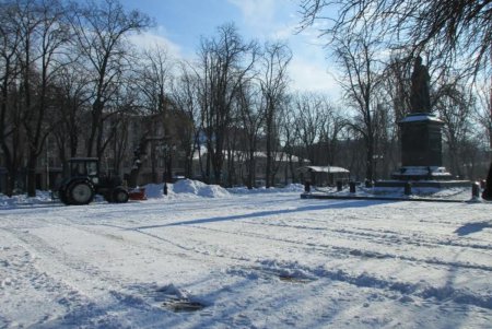 В Горсаду и на Соборной площади убран снег (фото)