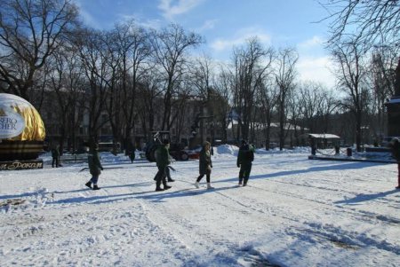 В Горсаду и на Соборной площади убран снег (фото)