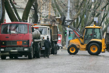 Вывоз снега с магистральных улиц Одессы (фоторепортаж)