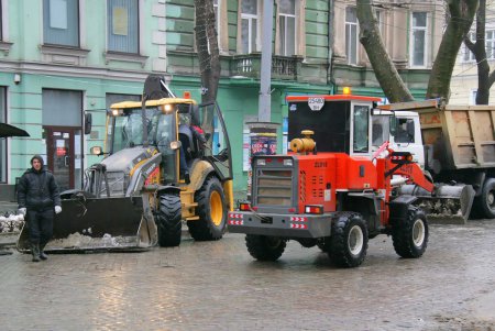 Вывоз снега с магистральных улиц Одессы (фоторепортаж)