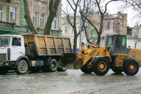 Вывоз снега с магистральных улиц Одессы (фоторепортаж)