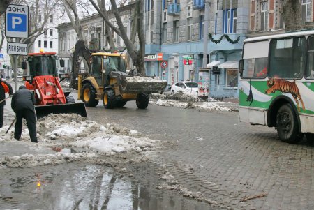 Вывоз снега с магистральных улиц Одессы (фоторепортаж)