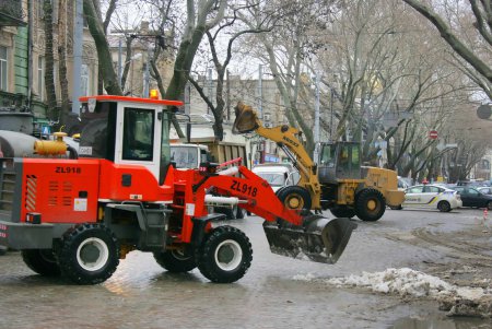 Вывоз снега с магистральных улиц Одессы (фоторепортаж)