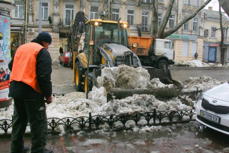 Вывоз снега с магистральных улиц Одессы (фоторепортаж)